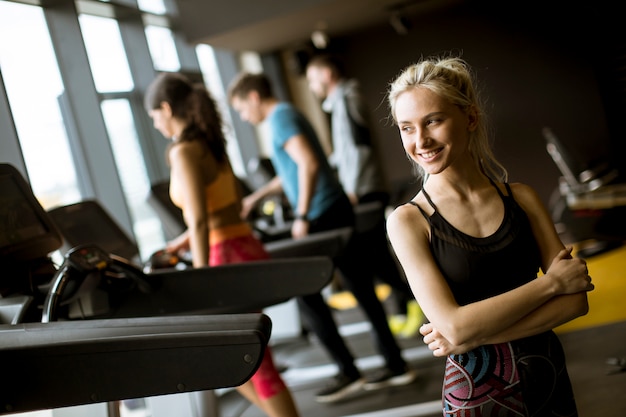 Portrait de jeune femme debout dans la salle de sport