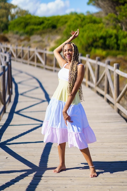 Photo portrait d'une jeune femme debout dans la ville