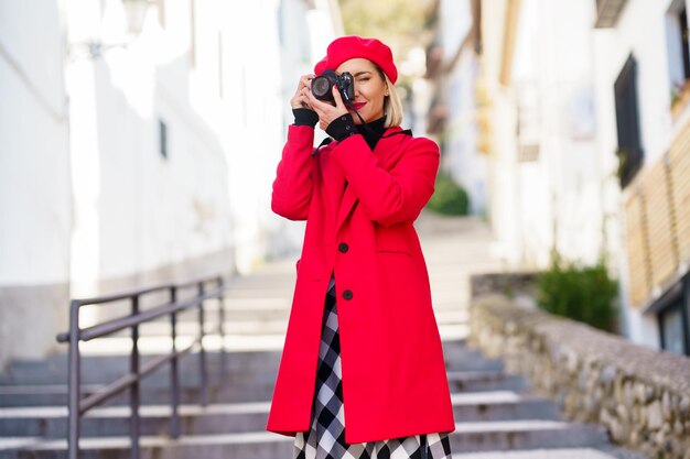 Photo portrait d'une jeune femme debout dans la ville