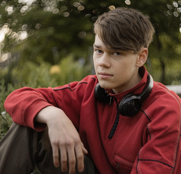 Photo portrait d'une jeune femme debout à l'extérieur