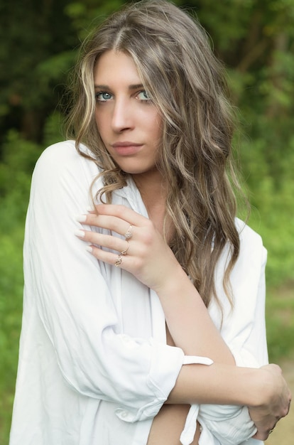 Portrait d'une jeune femme debout à l'extérieur