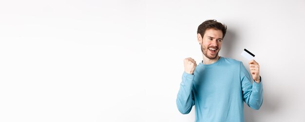 Portrait d'une jeune femme debout sur un fond blanc