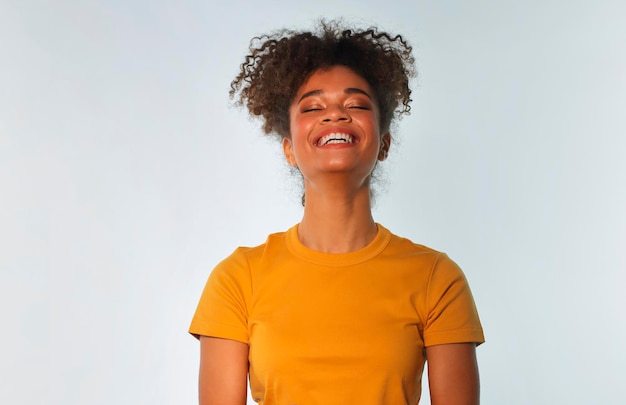Portrait d'une jeune femme debout sur un fond blanc