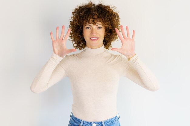 Photo portrait d'une jeune femme debout sur un fond blanc