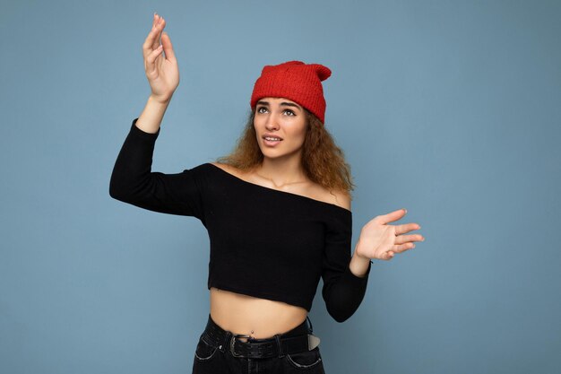 Portrait d'une jeune femme debout sur un fond blanc