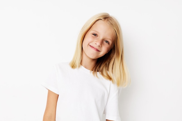 Photo portrait d'une jeune femme debout sur un fond blanc