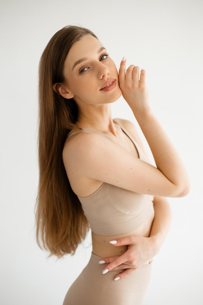 Portrait d'une jeune femme debout sur un fond blanc