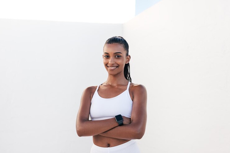 Photo portrait d'une jeune femme debout sur un fond blanc