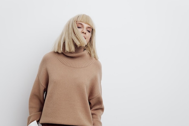 Photo portrait d'une jeune femme debout sur un fond blanc