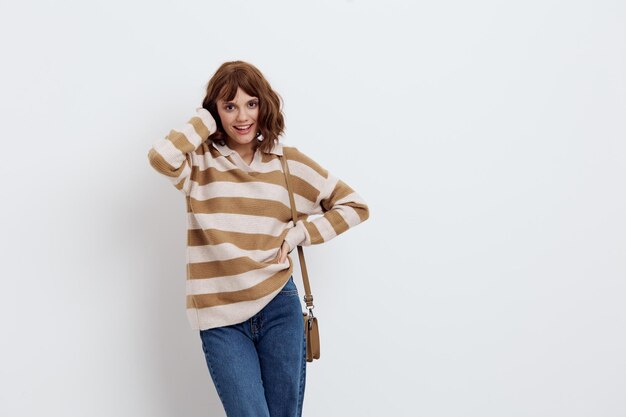 Photo portrait d'une jeune femme debout sur un fond blanc