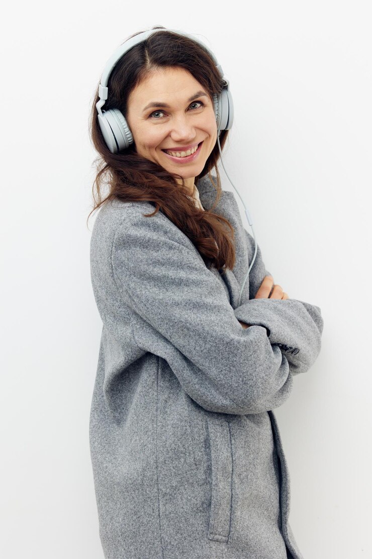 Photo portrait d'une jeune femme debout sur un fond blanc