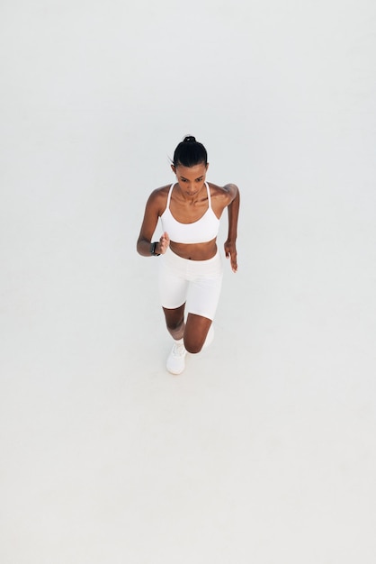 Portrait d'une jeune femme debout sur un fond blanc