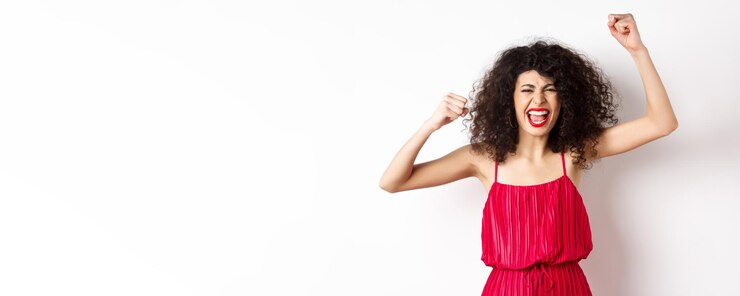 Photo portrait d'une jeune femme debout sur un fond blanc