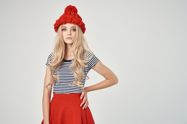 Photo portrait d'une jeune femme debout sur un fond blanc