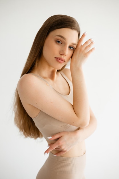 Portrait d'une jeune femme debout sur un fond blanc