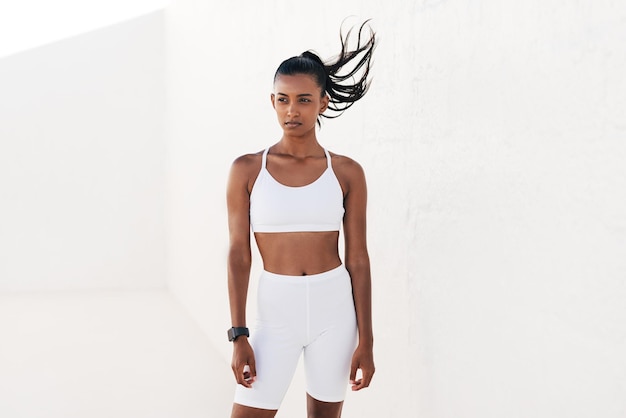 Photo portrait d'une jeune femme debout sur un fond blanc