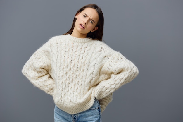 Portrait d'une jeune femme debout sur un fond blanc