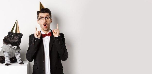 Portrait d'une jeune femme debout sur un fond blanc