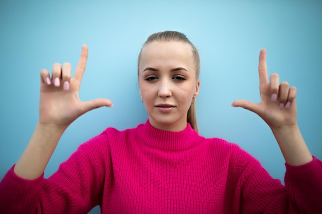 Photo portrait d'une jeune femme debout sur un fond bleu