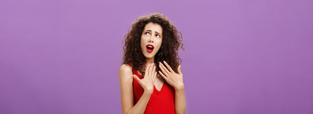 Portrait d'une jeune femme debout sur un fond bleu