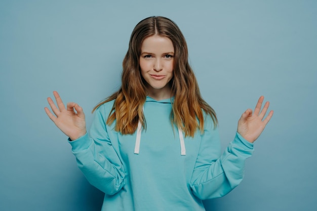 Photo portrait d'une jeune femme debout sur un fond bleu