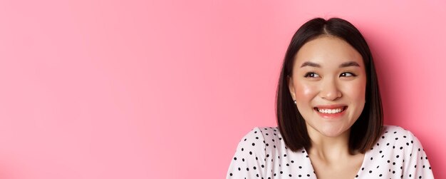 Photo portrait d'une jeune femme debout sur un fond jaune