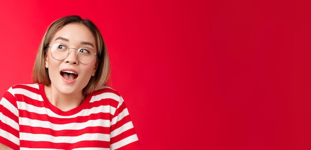 Portrait d'une jeune femme debout sur un fond jaune