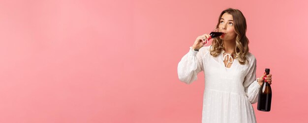 Photo portrait d'une jeune femme debout sur un fond jaune