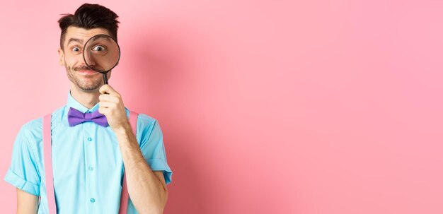 Photo portrait d'une jeune femme debout sur un fond jaune