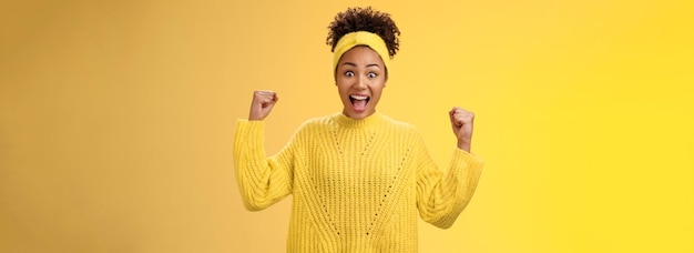 Photo portrait d'une jeune femme debout sur un fond jaune