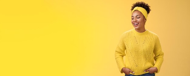 Photo portrait d'une jeune femme debout sur un fond jaune