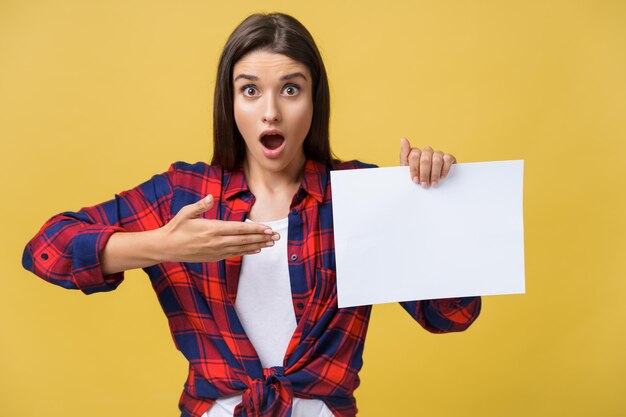 Photo portrait d'une jeune femme debout sur un fond jaune