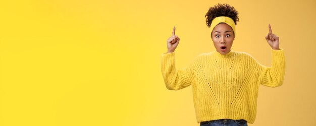 Photo portrait d'une jeune femme debout sur un fond jaune