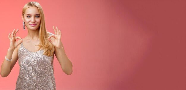 Photo portrait d'une jeune femme debout sur un fond jaune