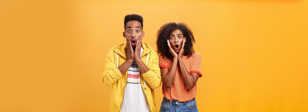 Photo portrait d'une jeune femme debout sur un fond jaune