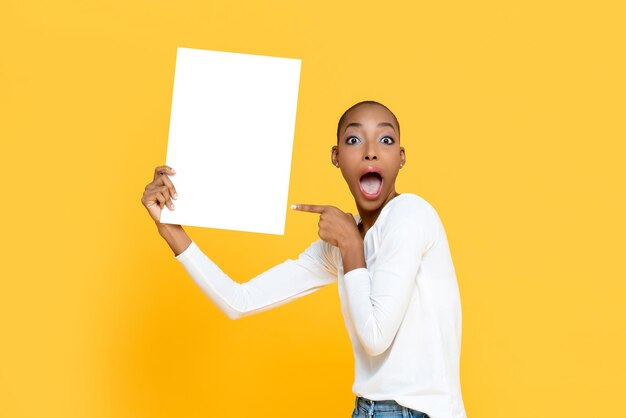 Photo portrait d'une jeune femme debout sur un fond jaune