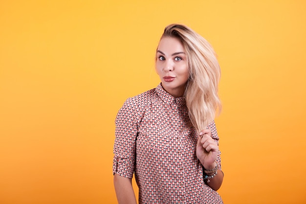 Photo portrait d'une jeune femme debout sur un fond jaune