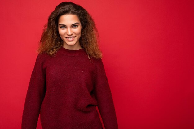 Photo portrait d'une jeune femme debout sur un fond jaune