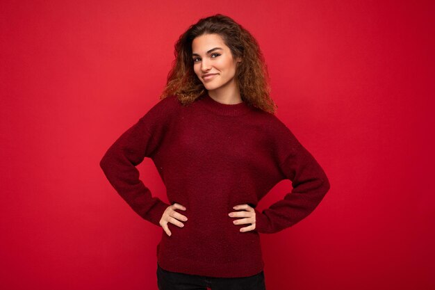 Photo portrait d'une jeune femme debout sur un fond jaune