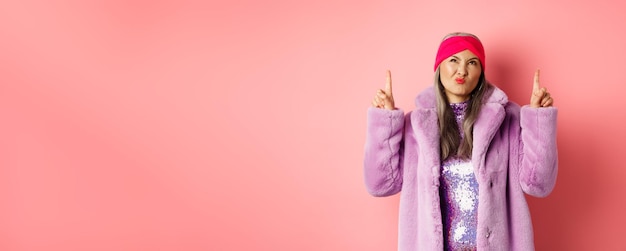 Photo portrait d'une jeune femme debout sur un fond jaune