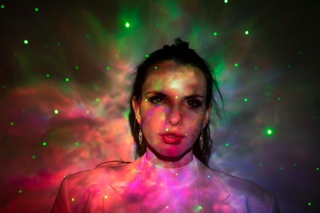 Portrait d'une jeune femme debout sur un fond multicolore