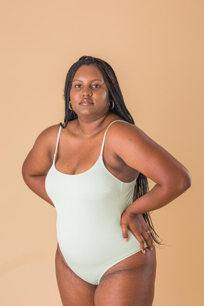 Photo portrait d'une jeune femme debout sur un fond rose