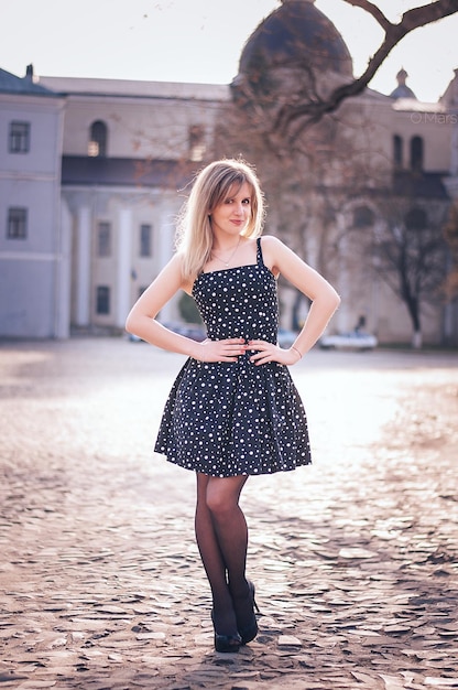 Portrait d'une jeune femme debout sur la passerelle