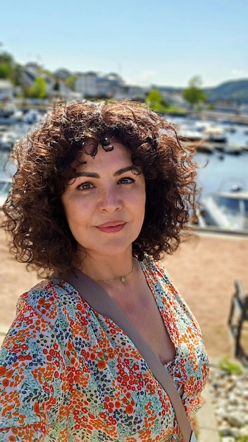 Portrait d'une jeune femme debout sur la plage