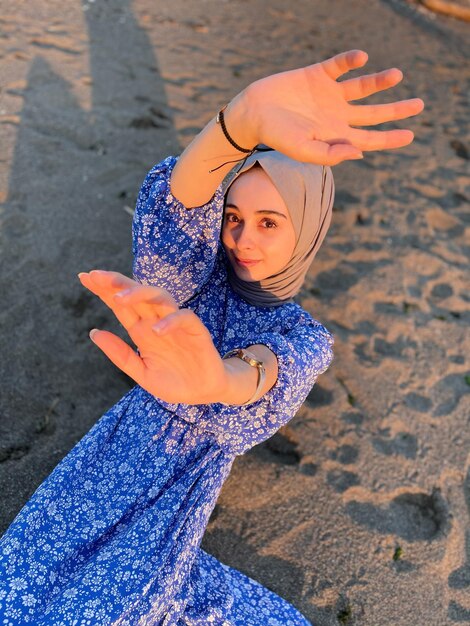 Photo portrait d'une jeune femme debout sur la plage