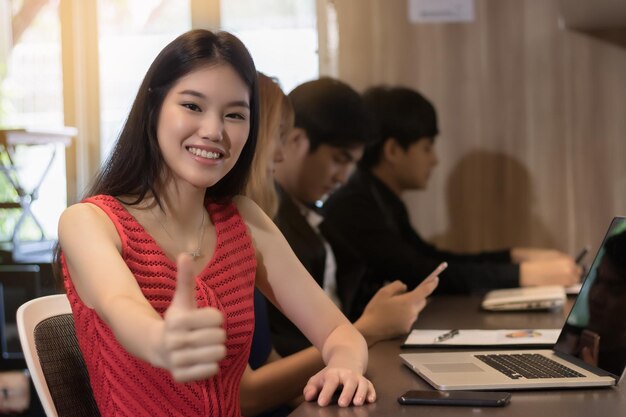 Photo portrait d'une jeune femme debout à table