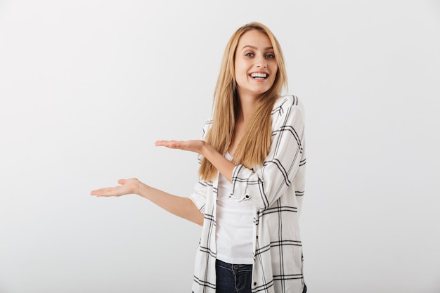 Portrait de jeune femme décontractée joyeuse