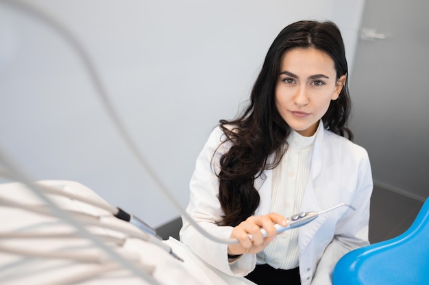 Portrait de jeune femme dentiste au bureau