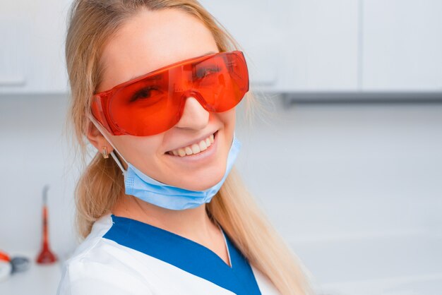 Portrait d'une jeune femme dentiste au bureau