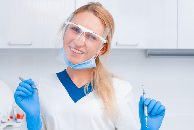 Portrait d'une jeune femme dentiste au bureau